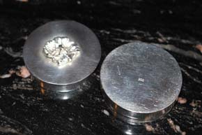Alte 900er Silber Pillen Dose mit Rose auf dem Deckel 4 x 1,4cm und ca. 37 Gramm