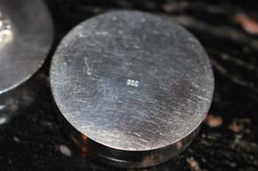 Alte 900er Silber Pillen Dose mit Rose auf dem Deckel 4 x 1,4cm und ca. 37 Gramm