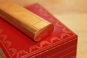 Cartier Feuerzeug in vergoldet mit Feinkorn Guilloche Muster 80er Jahre