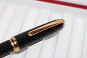 Cartier Louis Stylo Bille Roller Ball Ball Pen in Edelharz Schwarz und Gold