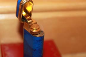 Cartier Trinity Feuerzeug in Chinalack Nachtblau marmoriert und Gold - RAR