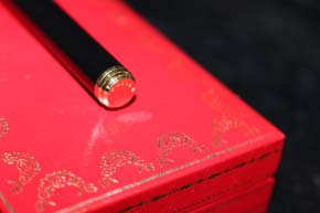 Cartier Trinity Füllfederhalter in Chinalack Schwarz & 18 Karat / 750er Gold