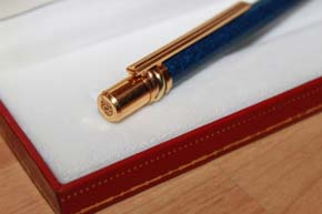 Cartier Trinity Kugelschreiber in Chinalack Dunkelblau marmoriert und Gold