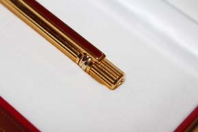 Cartier Trinity Kugelschreiber in vergoldet Faden Guilloche & Chinalack Rot
